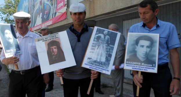 Participants of the rally in Nalchik demanded not to return the monument to Betal Kalmykov to the pedestal after restoration, and recalled the people repressed at his initiative. June 17, 2017. Photo by Lyudmila Maratova for "Caucasian Knot"