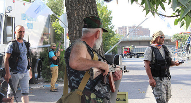 Members of "Sasna Tsrer" unit seize the building of the police patrol-and-post service regiment. Photo by Tigran Petrosyan for the 'Caucasian Knot'. 