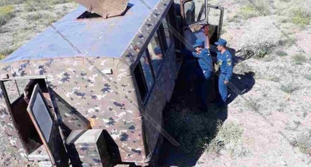 Bus of Armenian Ministry of Defence after road accident. Photo: http://shamshyan.com/hy/article/2017/06/24/1070793/