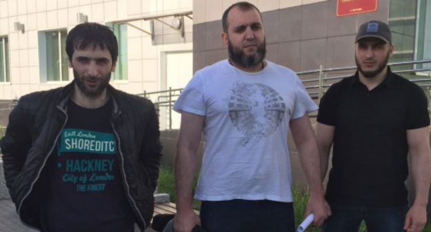 Khamid Razhapov and brothers Said-Magomed and Khusein Tsetiev near the Scherbinsky District Court of Moscow. June 27, 2017. Photo by Tatyana Gantimurova for "Caucasian Knot"