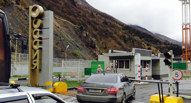 The "Verkhniy Lars" checkpoint. Photo by Akhmed Aldebirov for "Caucasian Knot"