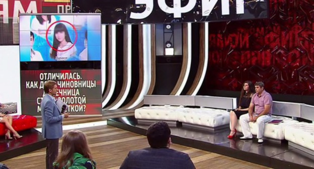 Ruzanna Tuko and her father at the talk show "Live on Air". Photo: screenshot of a video http://russia.tv/video/show/brand_id/5169/episode_id/1516789/video_id/1645058/