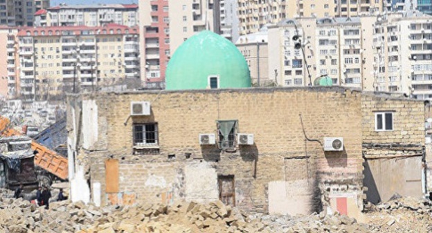 The "Haji Javad" mosque, Baku, April 2017, during the demolition of the buildings in the "Sovetskaya" area. Photo: Sputnik.az