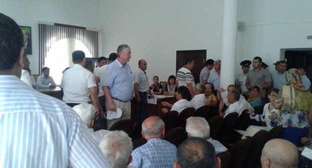 Residents of the Nogai District against the Republican authorities' interference in the elections, the village of Terekli-Mekteb, July 3, photo by Asya Kapaeva