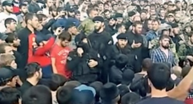 Members of the local Chechen community talking to Magomed Daudov near the village of Leninkent. Photo: screenshot of the video on YouTube, https://www.youtube.com/watch?v=vZCf8FnZmH4