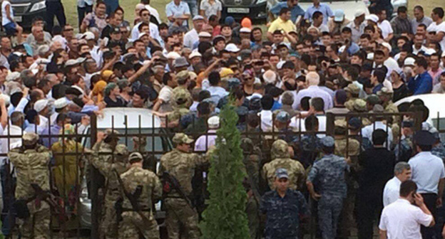 Local residents near the administration of the Nogai District during the visit of the representatives of the Dagestani authorities, July 7, 2017. Photo by Asya Kapaeva for "Caucasian Knot"