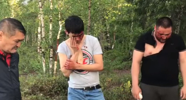 The authors of the obscene appeal to Ramazan Abdulatipov (two men on the right). Photo: screenshot of the video 'Residents of the Nogai District apologize to Ramazan Abdulatipov' https://www.youtube.com/watch?v=I2i-qIiRxvw