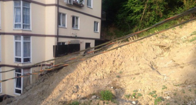 Landslide puts a house in Sochi at risk of collapsing. Photo by Svetlana Kravchenko for "Caucasian Knot"