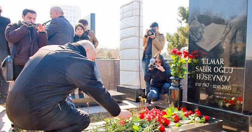 Laying of flowers to the tombstone of Elmar Guseinov, Baku, March 2013. Photo by Aziz Karimov for the Caucasian Knot. 