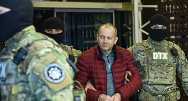 Alexander Lapshin (in the centre) in the Baku airport. Photo: Sputnik / Murad Orujov