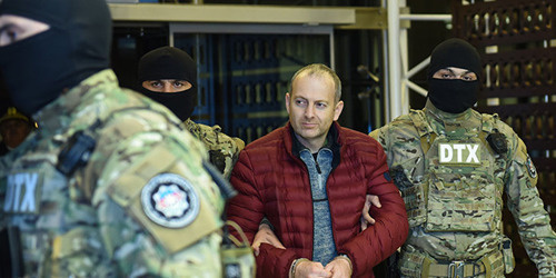 Alexander Lapshin (in the centre) in the Baku airport. Photo: Sputnik / Murad Orujov