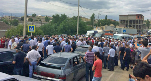 A protest action held by residents of the villages of Khalimbekaul and Kumukh in the Buynaksk District of Dagestan against the prolonged absence of water. July 24, 2017. Photo https://chernovik.net