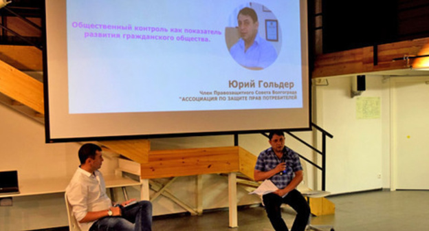 The speech of Yuri Golder, a member of the Volgograd Human Rights Council (to the right). Photo by Tatyana Filimonova for "Caucasian Knot"