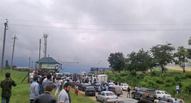 Chechens and Ingush near the police post in the village of Leninaul. July 7, 2017. Photo: Umar Dagirov https://ru.wikipedia.org/