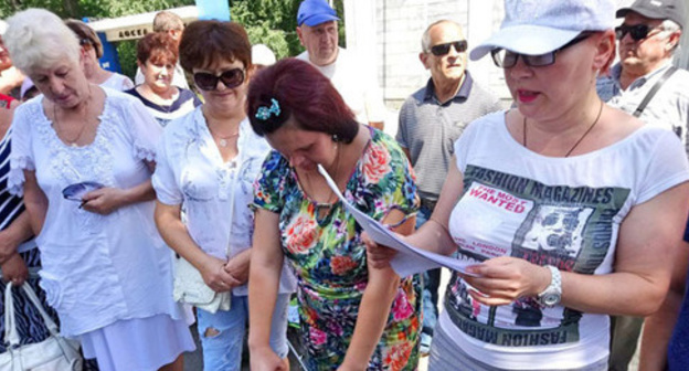 Tatiana Avachyova (to the right), a member of the initiative group. Rostov-on-Don, July 2017. Photo by Vyacheslav Prudnikov for "Caucasian Knot"