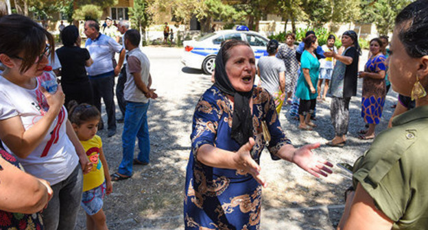 Residents of Sumgait hostel after fire. Photo: © Sputnik / Murad Orujovhttps://ru.sputnik.az/incidents/20170806/411367280/sumgajyt-pozhar-zhilcy-ochevidcy.html