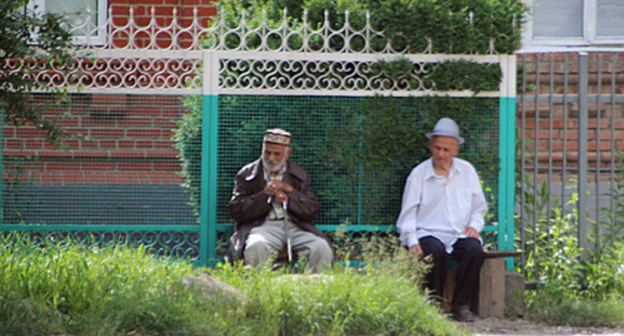 Old men on a bench, Urus-Martan. Photo by Magomed Magomedov for the Caucasian Knot. 