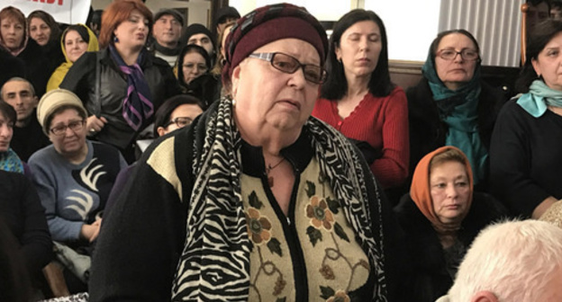 Residents of dilapidated and emergency houses in Derbent meet with city officials, Derbent, February 1, 2017. Photo by Patimat Makhmudova for the Caucasian Knot.  