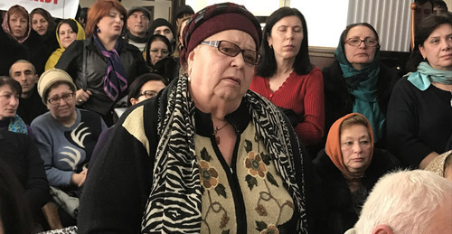 Residents of dilapidated and emergency houses in Derbent meet with city officials, Derbent, February 1, 2017. Photo by Patimat Makhmudova for the Caucasian Knot.  