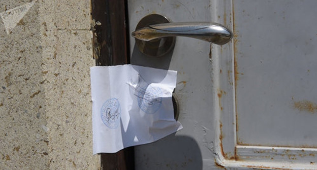 A sealed door in Yerevan. Photo:  © Sputnik/ Karen Yepremyan https://ru.armeniasputnik.am/exclusive/20170803/8165002/postradavshij-pri-vzryve-v-davidashene-demobilizovalsya-iz-karabaha.html