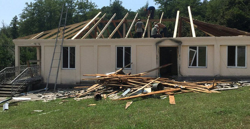 In the village of Primorskoe, builders started repairing houses. Abkhazia, August 10, 2017. Photo © Sputnik. Badrak Avidzba