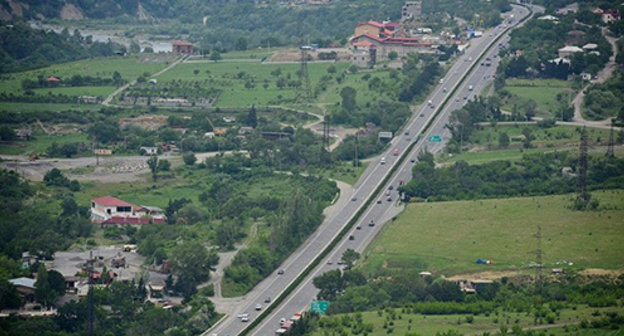 The central highway "East-West". Photo © Sputnik/ Alexander Imedashvili https://sputnik-georgia.ru/georgia/20170809/236920563/Rabochie-avtobana-Vostok-Zapad-ustroili-zabastovku.html