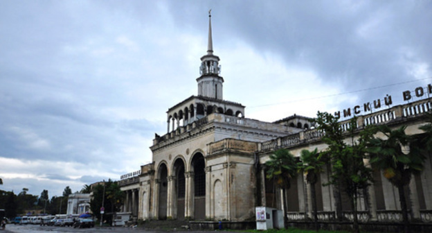 Sukhumi railway station. Photo https://www.fondsk.ru/news/2017/08/14/abhazia-letuchij-zapah-dalekoj-vojny-44489.html