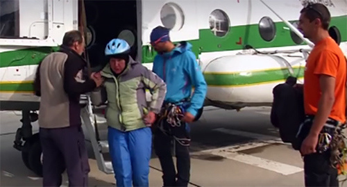 Ukrainian tourists evacuated by helicopter of the Georgian MIA's Department for Emergencies. Photo: screenshot of video: https://sputnik-georgia.ru/incidents/20170814/236975949/Spasateli-pomogli-ukrainskim-turistam-v-Svaneti.html