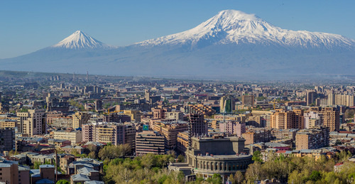 Yerevan and Ararat Mountain. Photo: Serouj Ourishian https://ru.wikipedia.org/