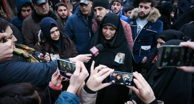 Relatives of defendants in Nardaran case near Baku court, January 25, 2017. Screenshot of the Caucasian Knot video. 