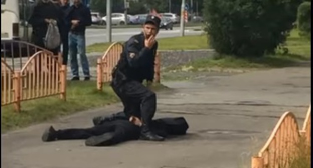 Detention of the attacker in Surgut. Screenshot: https://www.youtube.com/watch?v=mtfRsSPh5fI