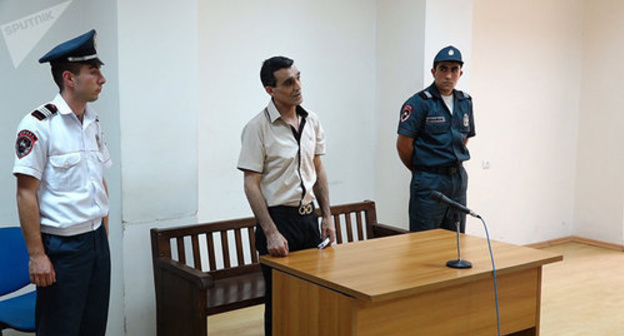 Grachya Arutyunyan in the courtroom. Photo © Sputnik/ Karen Yepremyan
https://ru.armeniasputnik.am/armenia/20170818/8326968/grachyu-arutyunyana-sudyat-vnov-soglasna-li-armyanskaya-femida-s-rossijskoj.html