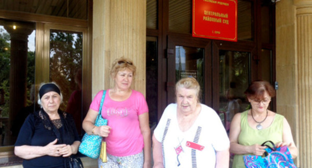 The victims near the court. Sochi, August 17, 2017. Photo by Svetlana Kravchenko for "Caucasian Knot"