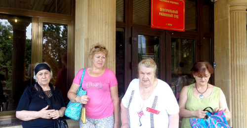 The victims near the court. Sochi, August 17, 2017. Photo by Svetlana Kravchenko for "Caucasian Knot"