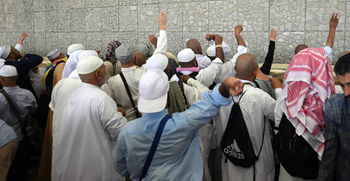 Pilgrims in the Jamaraat building during the ritual of throwing pebbles at the walls. Photo © Sputnik / Mikhail Voskresensky