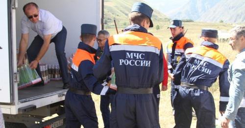 Delivery of the foodstuff to Elbrus area. Photo by the Russian Ministry for Emergencies