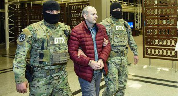 Alexander Lapshin being convoyed in Baku airport. Photo: Sputnik / Murad Orujov
https://ru.sputnik.az/azerbaijan/20170911/411791543/Prezident-Azerbajdzhana-pomiloval-Lapshina.html
