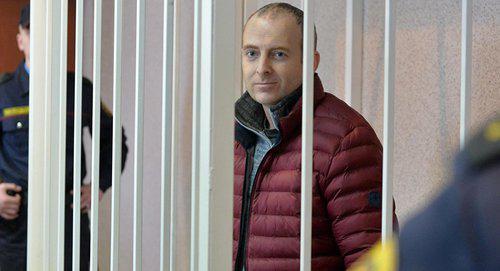 Alexander Lapshin in the court. Photo: © Sputnik / Viktor Tolochko, https://ru.armeniasputnik.am/incidents/20170911/8595190/bakinskaya-ehpopeya-lapshina-pomilovanie-ot-alieva-posle-popytki-suicida.html