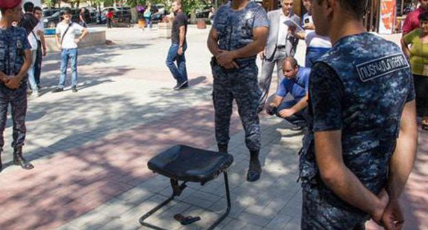 Weapons at the place of shooting, Yereva, September 14, 2017. Photo: © SPUTNIK/ ARAM NERSESYAN