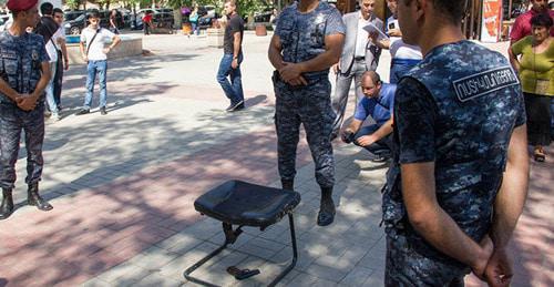 Weapons at the place of shooting, Yereva, September 14, 2017. Photo: © SPUTNIK/ ARAM NERSESYAN