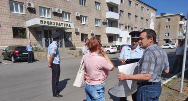 Detention of the picketer near the prosecutor's office, Gukovo, September 15, 2017. Photo by Vyacheslav Prudnikov for the Caucasian Knot. 