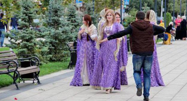 Girls in traditional clothing - long dresses (g1abli) on the Day of Chechen Woman. Grozny, September 21, 2014. Photo by Magomed Magomedov for "Caucasian Knot"