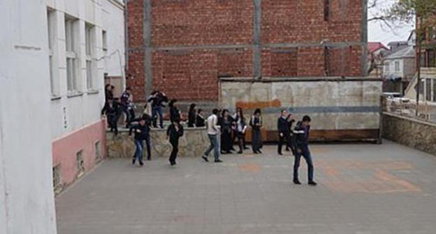 Evacuation of children from the school in Makhachkala. Photo http://05.mchs.gov.ru/