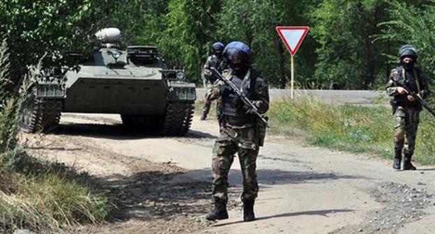 Search activities in residential area. Photo: http://nac.gov.ru/antiterroristicheskie-ucheniya/v-voronezhskoy-oblasti-provedeno.html