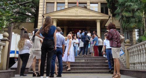 People are evacuated from the building of the Central District Court in Sochi, September 27, 2017. Photo by Svetlana Kravchenko for the Caucasian Knot. 