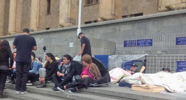 Hunger strike held by activists of parliamentary opposition "Georgian Patriots’ Alliance" Party, Tbilisi, September 27, 2017. Photo by Galina Gotua for the Caucasian Knot.  