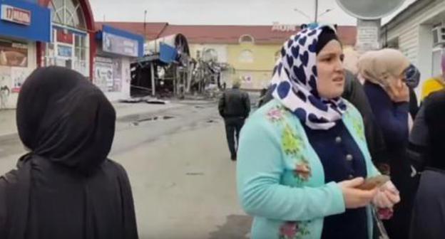 Traders at the "Berkat" market gathered near the burnt pavilion. September 28, 2017, Grozny. Photo: https://www.youtube.com/watch?v=XLXXjTpabqQ