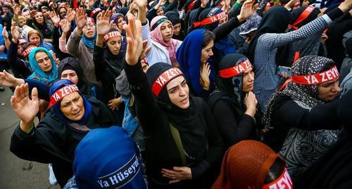 Women are wearing headbands with the name of Zeyneb, Imam Husayn's sister, whose death is honored by Shiite Muslims on Ashura Day. Baku, October 1, 2017. Photo by Aziz Karimov for "Caucasian Knot"