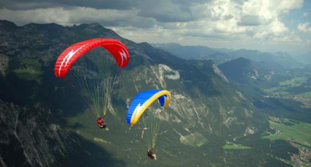 Paragliders in the sky. Photo http://www.riakchr.ru/uchastniki-kubka-rossii-po-paraplanerizmu-prizemlyatsya-na-paraplanakh-v-cherkesske/