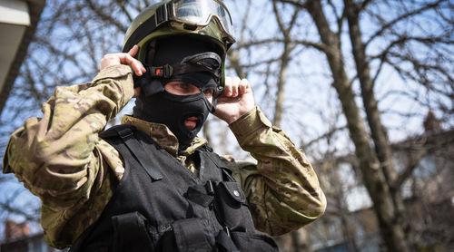 A combat engineer. Photo © Yelena Sineok, Yuga.ru